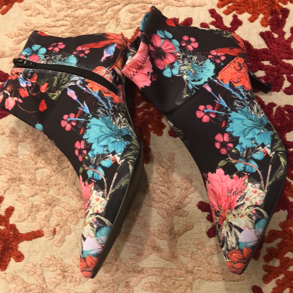 Floral booties size 7.5 - Picture 2 of 5